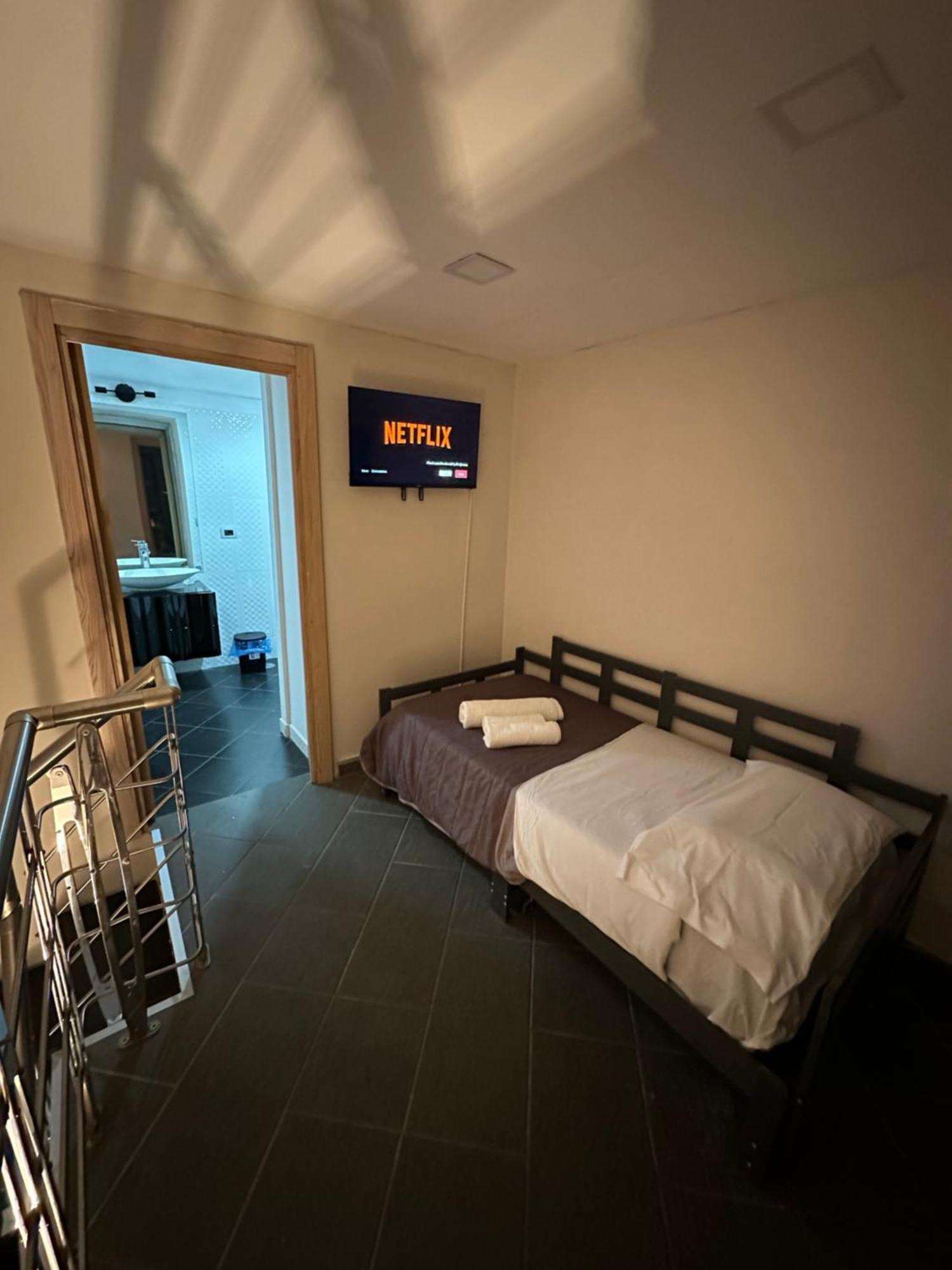 Fox Holiday Home In The Port เนเปิลส์ ภายนอก รูปภาพ